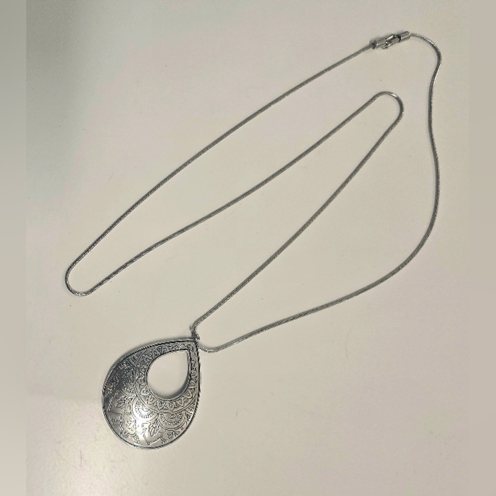 Fashion Elegant Silver Pendant Necklace
